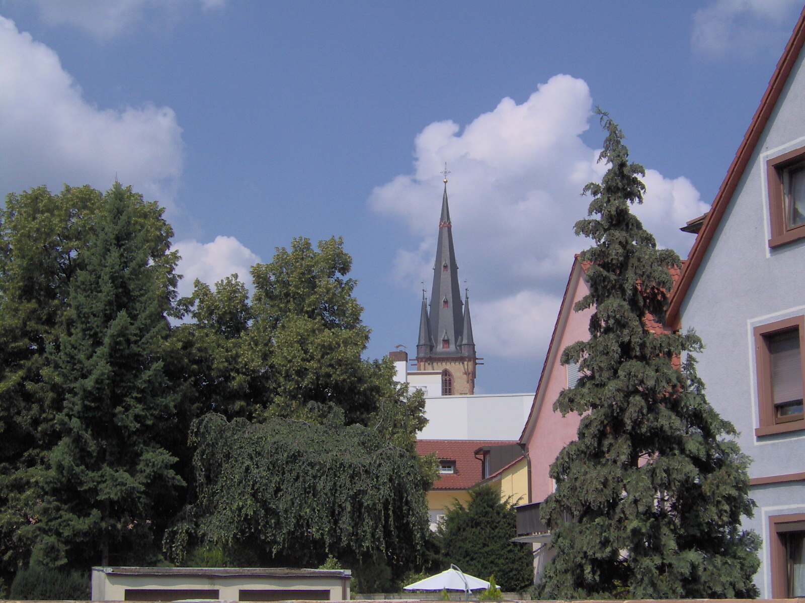 Viernheimer Innenstadt, Blick auf Apostelkirche